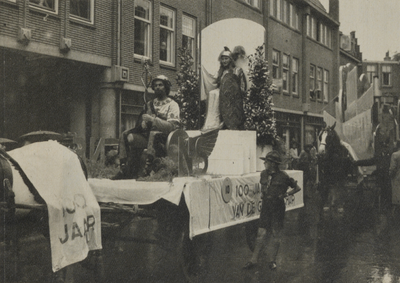 300272 Afbeelding van een groep, voorstellende de Nederlandse Maagd en de god Mercurius, in de historische ...